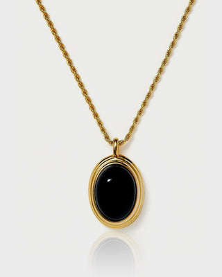 "Close-up of Queen & Collection's Statement Necklace featuring a 48cm delicate chain in 18K triple-plated gold on stainless steel, highlighting its hypoallergenic and water-resistant design."
