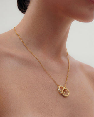 Queen and Co. Unity Necklace – Interlocking Rings Pendant, 18K Gold Plated Minimal Necklace