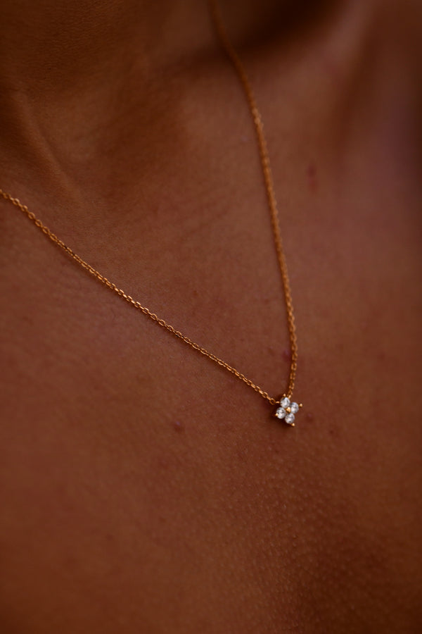 Flora Petite Necklace - Queen&Collection
