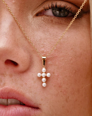 Queen and Co. Kiss Necklace – 18K Gold Plated, Minimal Pendant Necklace