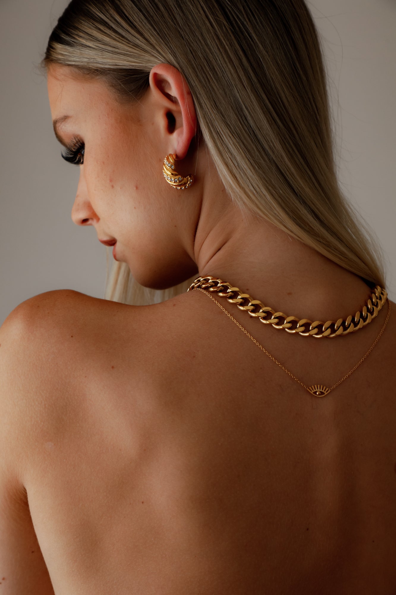 Elegant Queen Necklace with a delicate gold chain and a stunning pendant featuring intricate designs, perfect for adding a touch of sophistication to any outfit.