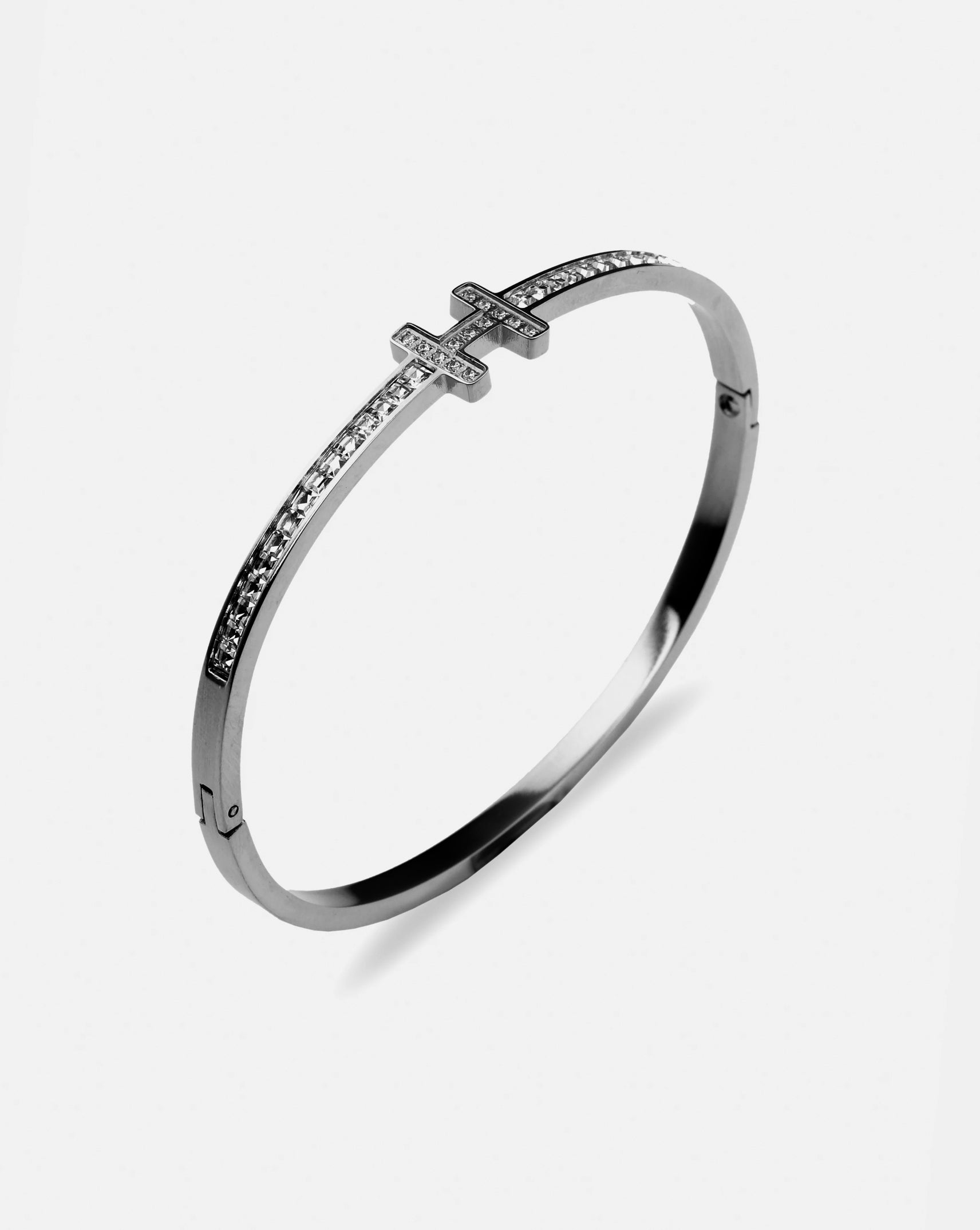 "Hue Diamond Silver Bracelet – Premium silver jewellery featuring elegant diamond details. Tarnish-resistant and hypoallergenic, perfect for daily wear."